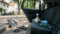 Auto-Innenraum auffrischen: Mit der richtigen Essig-Mischung sauber – ohne Oberflächen zu riskieren