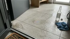 Muffiger Flur und nasse Schuhspuren? So hilft weißer Essig – und wo er an Grenzen stößt