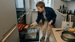 Mit dem richtigen Backform-Material wird Kuchen endlich gleichmäßig – plus ein Grundrezept, das sicher aufgeht