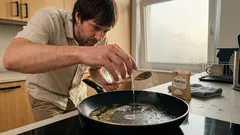 Wenn die Antihaftpfanne plötzlich klebt: Der einfache Essig-Natron-Kniff