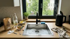 Muffiger Geruch aus dem Küchenabfluss? Der Natron-Essig-Trick mit heißem Wasser