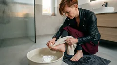 So hilft ein Fußbad mit Essig und Salz – und worauf du dabei achten solltest