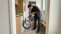 Essig und Natron in der Waschmaschine? Warum das Sprudeln täuscht – und was wirklich hilft