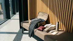 So kommst du im Flugzeug entspannter an: Outfit-Regeln für lange Strecken