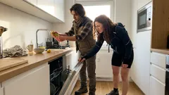 Geschirr riecht trotz Spülen muffig? Mit wenigen Handgriffen wird es wieder frisch