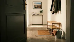 Hauseingang mit Essig reinigen: Wie gut er wirklich wirkt – und wo Vorsicht nötig ist